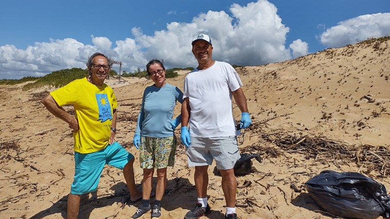 Comunidade local realiza mutirão de limpeza no Parque Estadual de Itaúnas