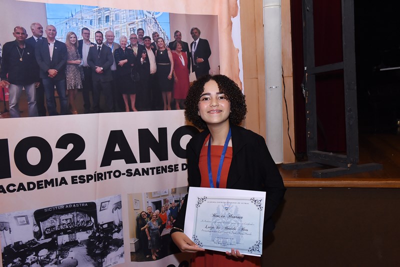 Alunos vencedores dos Concursos de Crônicas Jeanne Billich e de Poesias Miguel Marvilla são premiados