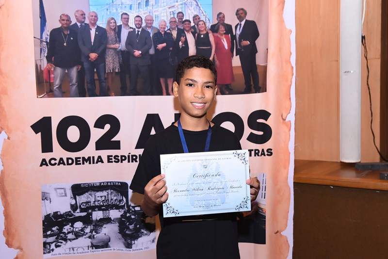 Alunos vencedores dos Concursos de Crônicas Jeanne Billich e de Poesias Miguel Marvilla são premiados