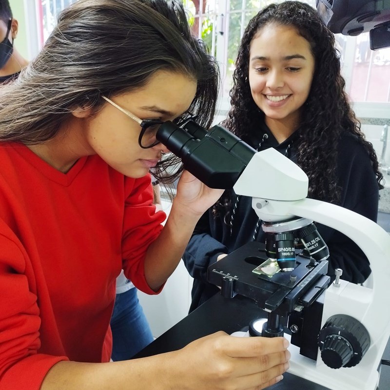 Reestruturação de laboratório em escola de Viana potencializa aulas práticas e dinâmicas