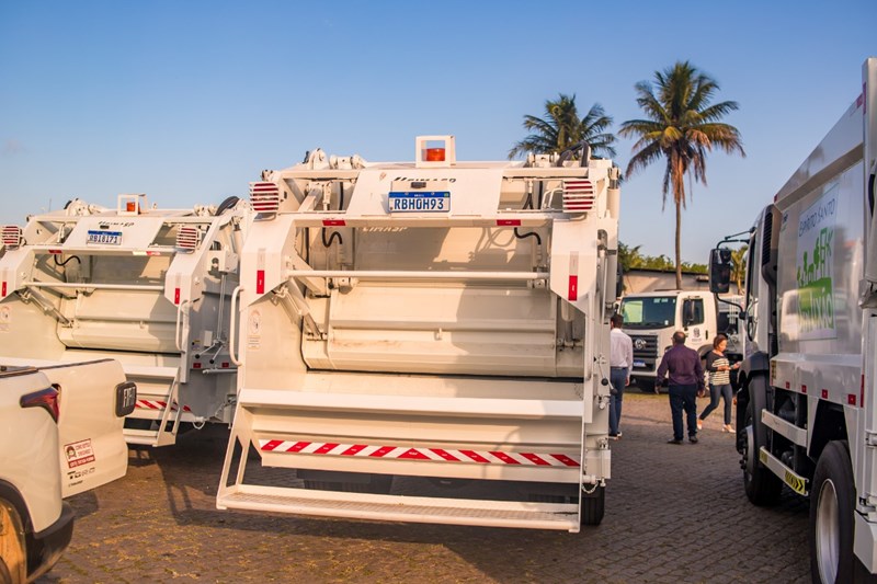 Municípios capixabas recebem 30 caminhões 0Km para coleta de lixo