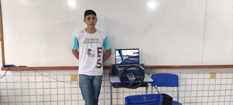 Aluno de Ibatiba constrói simulador de direção automobilístico