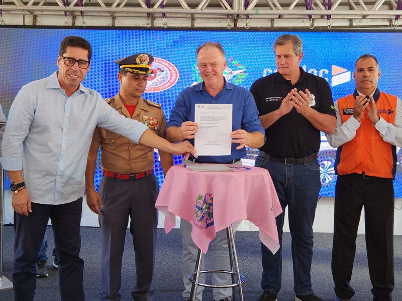 Governo do Estado entrega picapes e drones para Defesas Civis Municipais