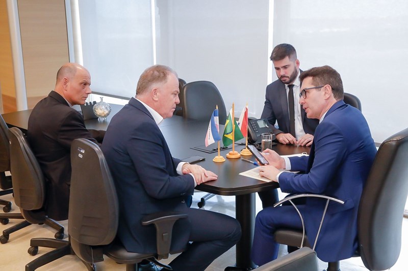 Casagrande apresenta projetos de macrodrenagem e habitação em reunião com ministro das Cidades