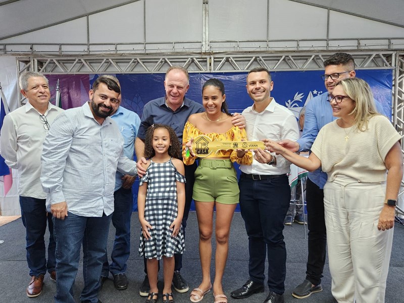 Governo entrega casas populares e anuncia novos investimentos em Viana