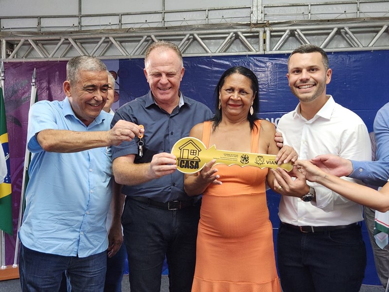 Governo entrega casas populares e anuncia novos investimentos em Viana