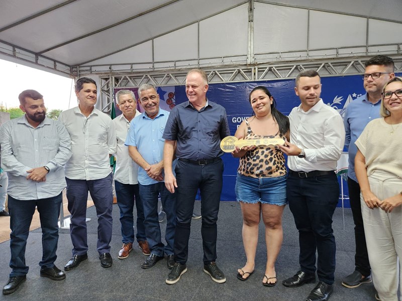 Governo entrega casas populares e anuncia novos investimentos em Viana