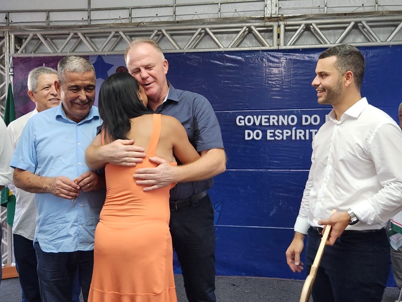 Governo entrega casas populares e anuncia novos investimentos em Viana