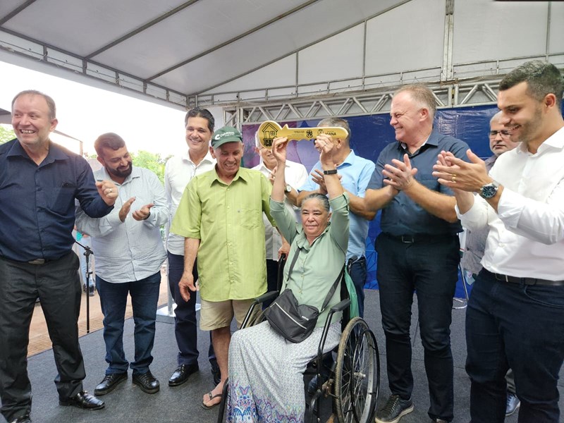 Governo entrega casas populares e anuncia novos investimentos em Viana