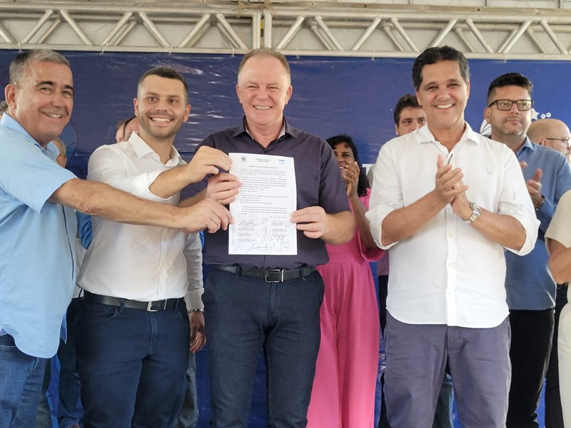 Governo entrega casas populares e anuncia novos investimentos em Viana