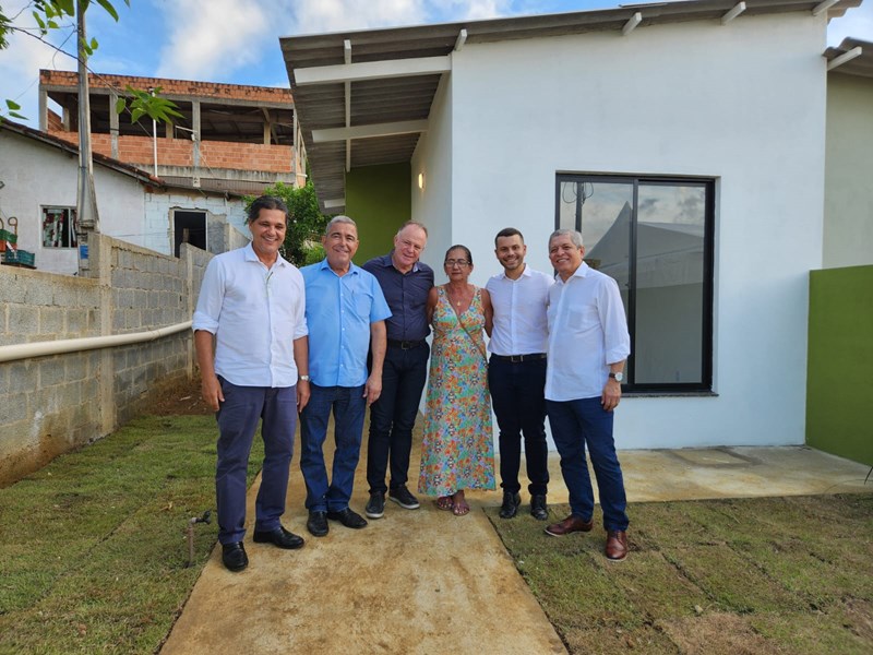 Governo entrega casas populares e anuncia novos investimentos em Viana