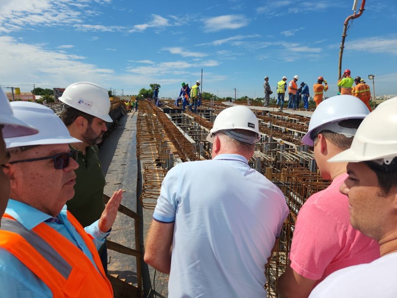 Governo avança obras do viaduto de Carapina e entrega novos ônibus do Transcol