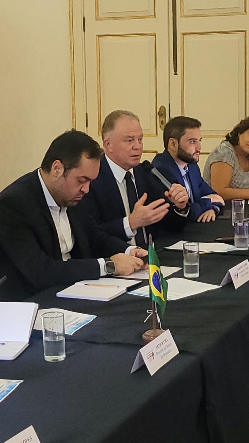 Casagrande debate reforma tributária em evento no Rio de Janeiro