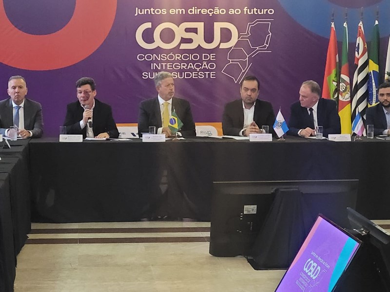 Casagrande debate reforma tributária em evento no Rio de Janeiro