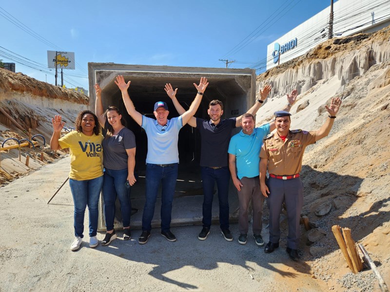 Governador inaugura quadra e visita obras de macrodrenagem em Vila Velha