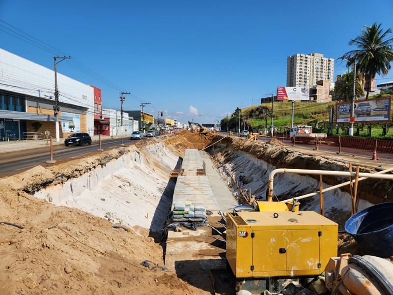 Governador inaugura quadra e visita obras de macrodrenagem em Vila Velha