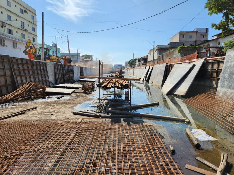 Governador inaugura quadra e visita obras de macrodrenagem em Vila Velha