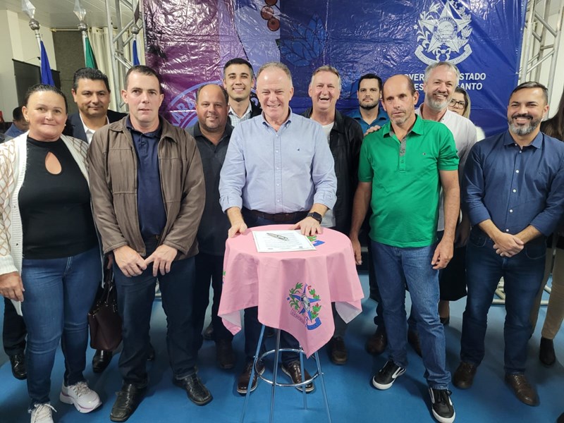 Domingos Martins recebe obras de calçamento rural e melhorias em escola