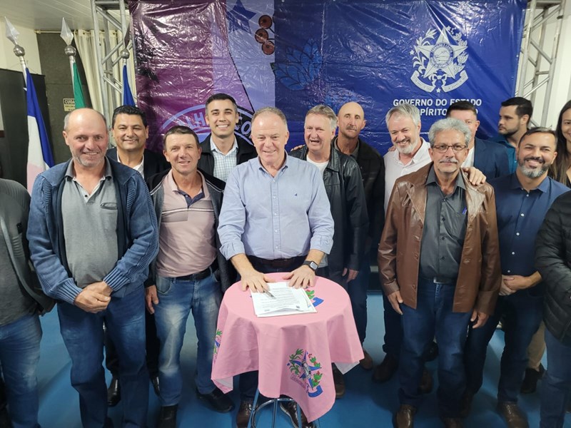 Domingos Martins recebe obras de calçamento rural e melhorias em escola