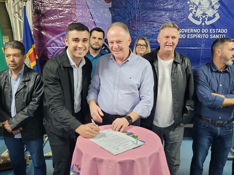 Domingos Martins recebe obras de calçamento rural e melhorias em escola