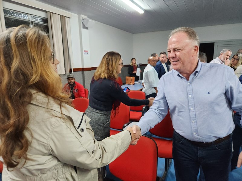 Domingos Martins recebe obras de calçamento rural e melhorias em escola