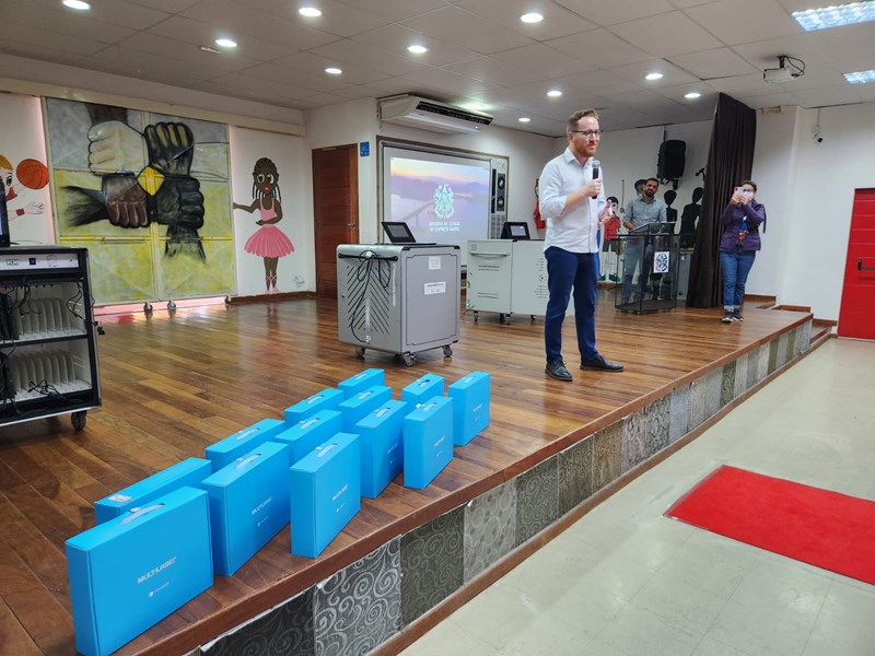 Governo vai distribuir quase 20 mil chromebooks para escolas da Rede Estadual