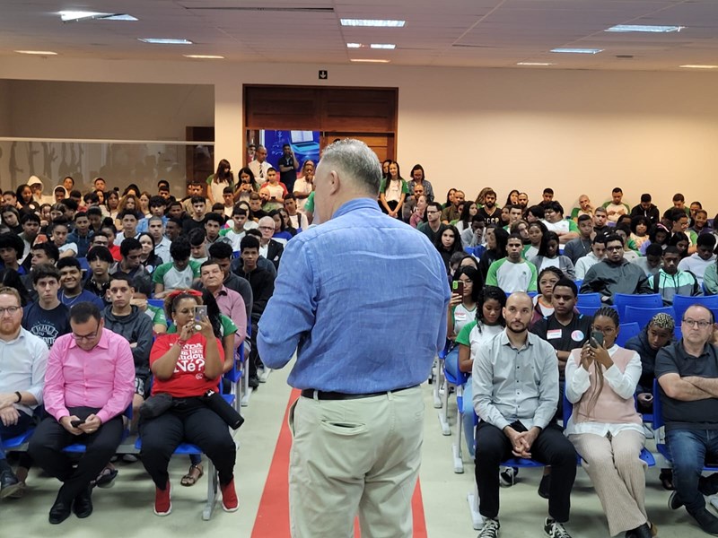 Governo vai distribuir quase 20 mil chromebooks para escolas da Rede Estadual
