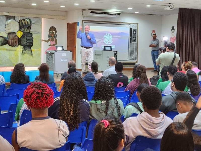 Governo vai distribuir quase 20 mil chromebooks para escolas da Rede Estadual