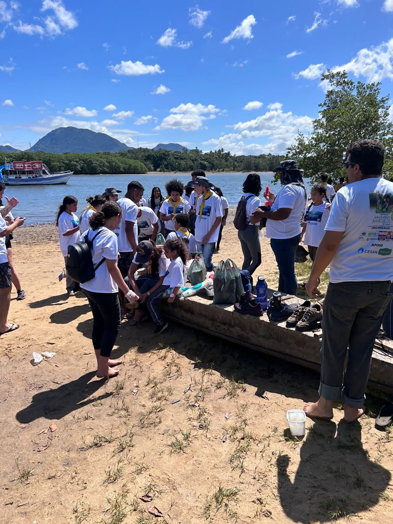 Reserva Concha D’Ostra realiza limpeza na Prainha da Olaria em Guarapari
