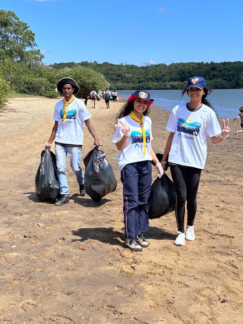 Reserva Concha D’Ostra realiza limpeza na Prainha da Olaria em Guarapari