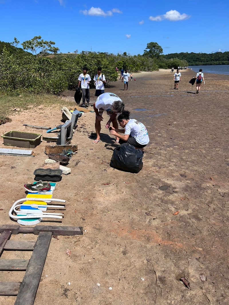 Reserva Concha D’Ostra realiza limpeza na Prainha da Olaria em Guarapari