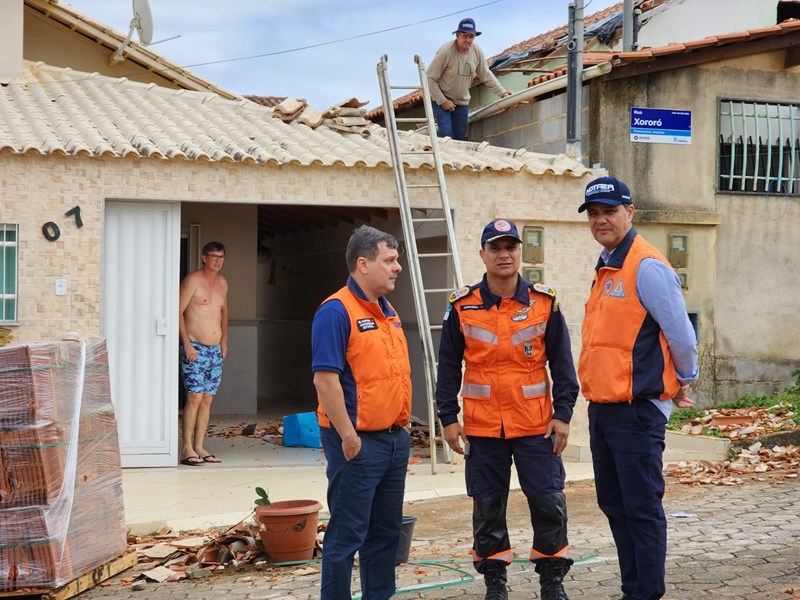 Governo entrega telhas a moradores de bairros de Colatina mais afetados pelos fortes ventos e chuvas