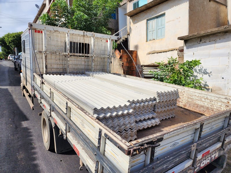 Governo entrega telhas a moradores de bairros de Colatina mais afetados pelos fortes ventos e chuvas