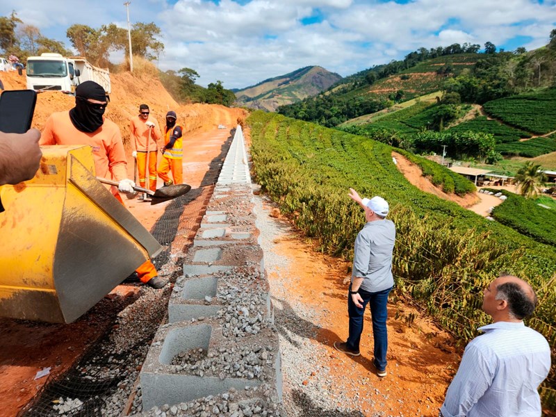 Governo do Estado inaugura obras de calçamento rural e novo Creas de Itarana