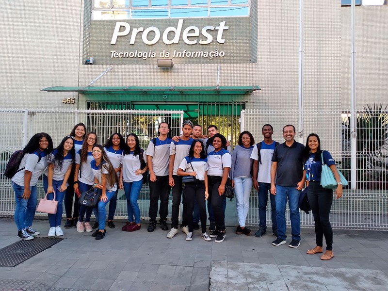 Estudantes do Senai da Serra fazem visita técnica ao Prodest
