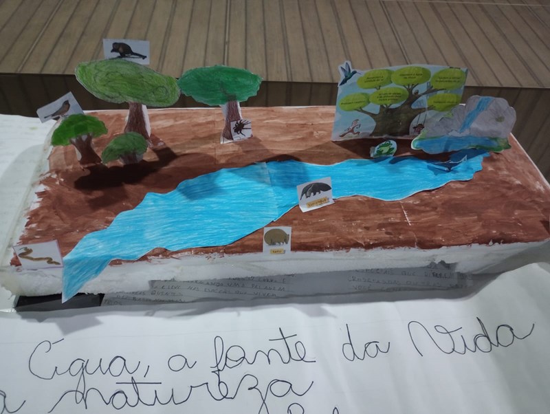Apresentação musical e poesias marcam o encerramento da Biblioteca Itinerante em Escola de Mimoso do Sul