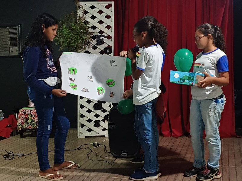 Apresentação musical e poesias marcam o encerramento da Biblioteca Itinerante em Escola de Mimoso do Sul