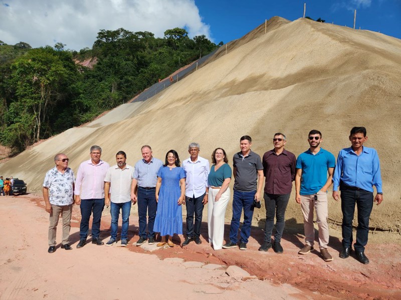 Governador inaugura obras e anuncia novos investimentos em Muniz Freire