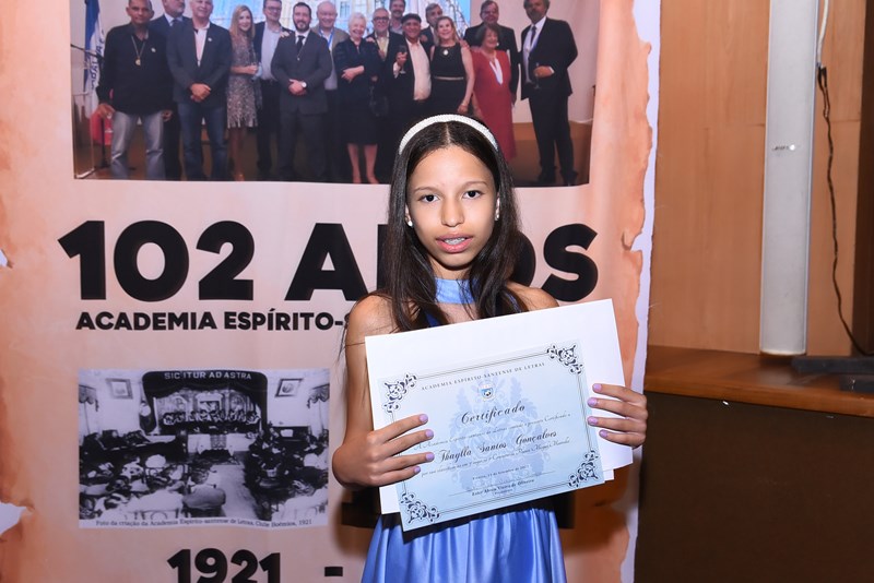 Alunos vencedores dos Concursos de Crônicas Jeanne Billich e de Poesias Miguel Marvilla são premiados