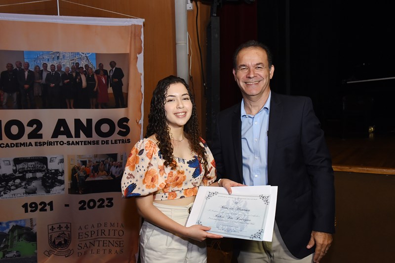 Alunos vencedores dos Concursos de Crônicas Jeanne Billich e de Poesias Miguel Marvilla são premiados