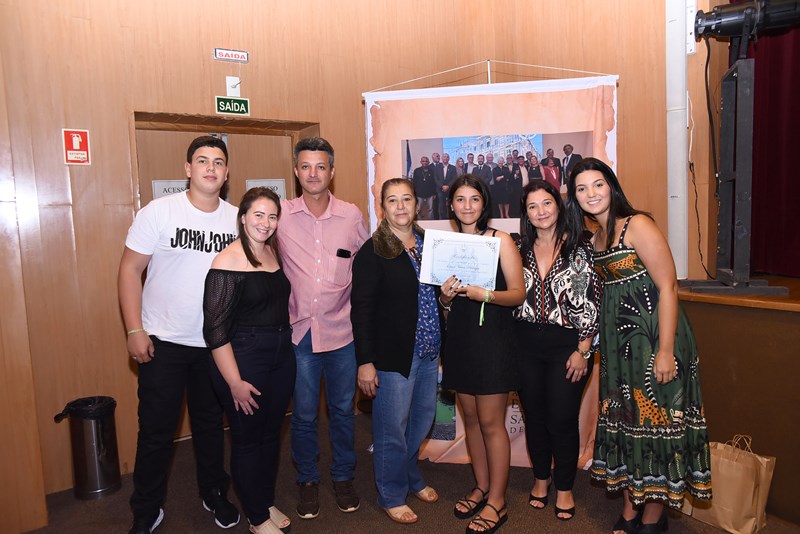 Alunos vencedores dos Concursos de Crônicas Jeanne Billich e de Poesias Miguel Marvilla são premiados