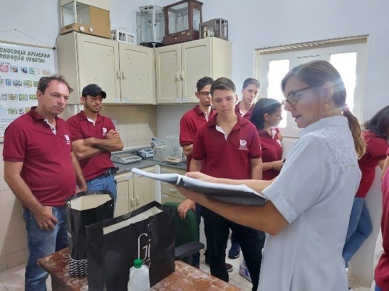 Incaper realiza workshop sobre cultura de tecidos com alunos de curso técnico