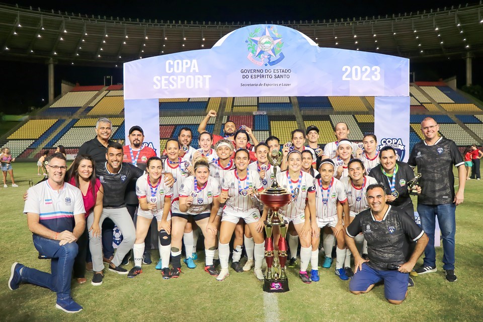 Governador entrega a taça de campeão na decisão do Campeonato