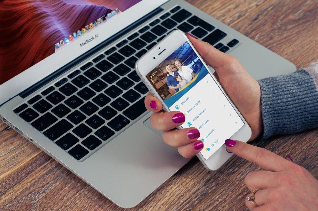 Bandes - tela app_com notebook|||Fotógrafo:Assessoria Bandes