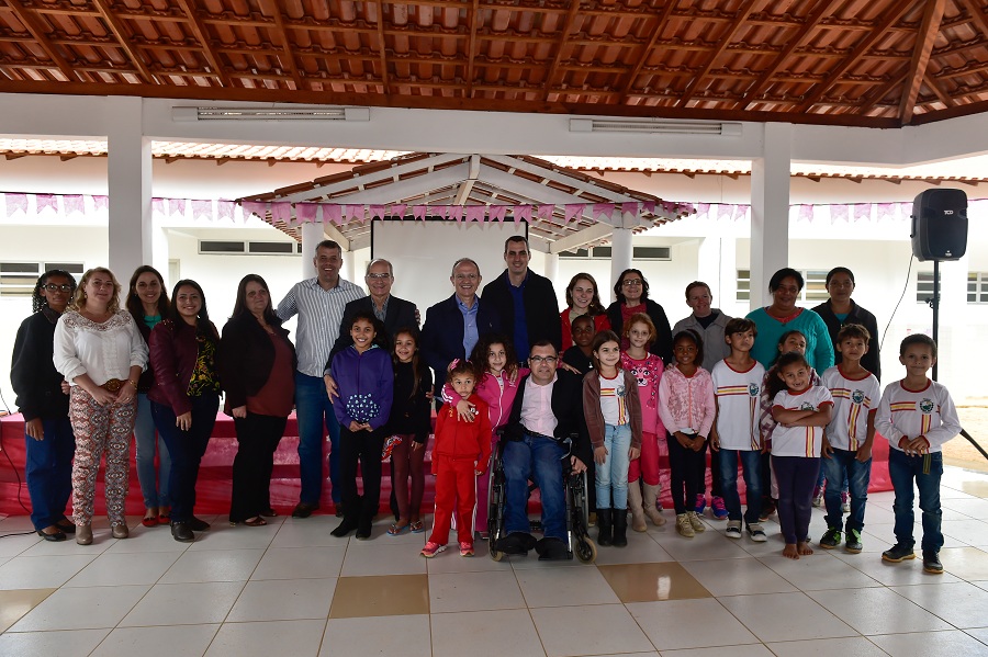 Governador inaugura unidade de saude e visita escola (11)