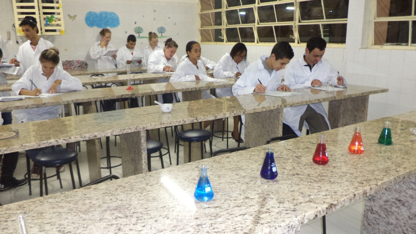 aulapraticadequimica_Divulgação_Sedu