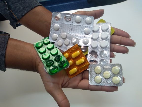 Hospital Estadual de Urgência e Emergência faz alerta sobre os perigos de automedicação