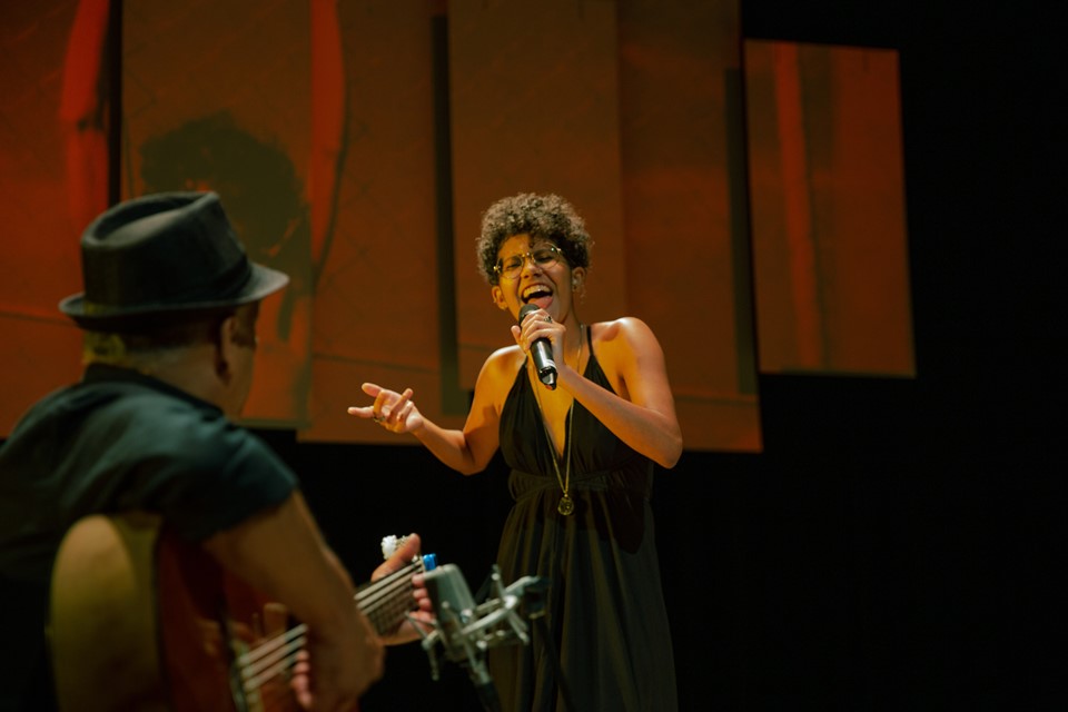 A cantora Caju -  com Julio Santos -  do Duo Zebedeu. Crédito_ Marcela Bicalho