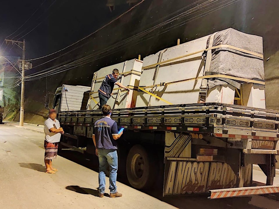 Apreensão de placas de granito