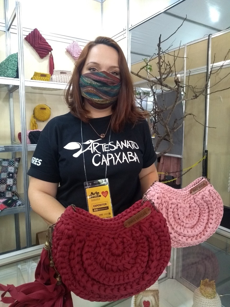 Artesã Inês Hoisel na feira ArteSanto